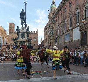 Immagine di persone che ballano una danza tipica della loro cultura