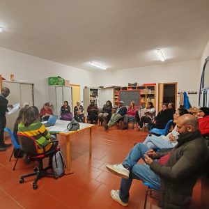Foto dei e delle partecipanti durante l'incontro con le formatrici